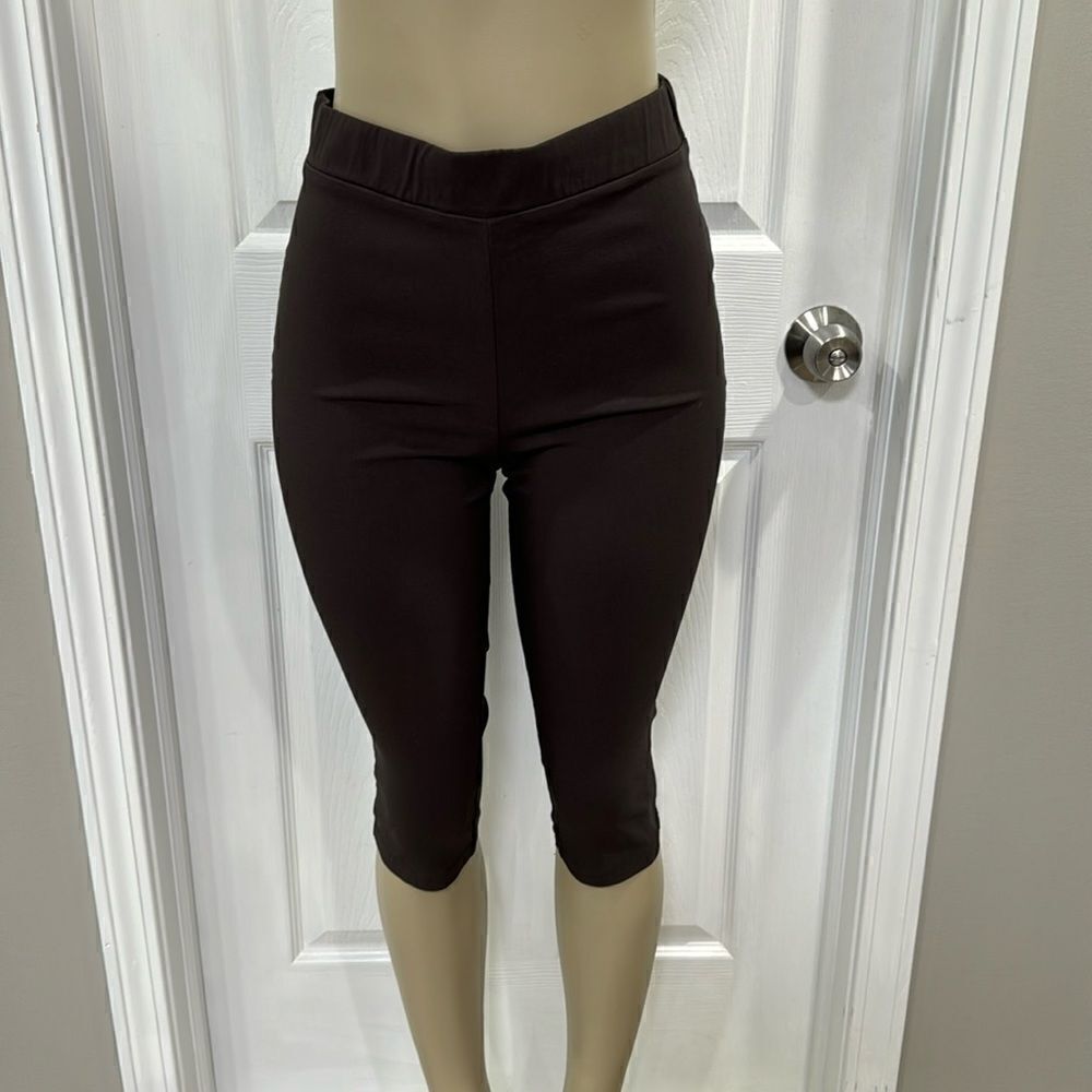 URBAN OUTFITTERS BLACK CAPRI.